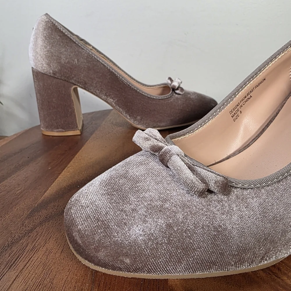 Beast Fashion Velvet Block Heel Pumps With Bow Size 8 Taupe
